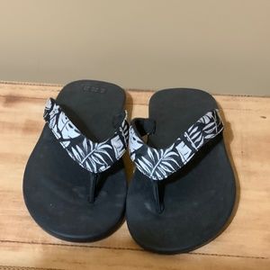 Skiff Black Waterfall Palm Scandals New in PKG Size 9